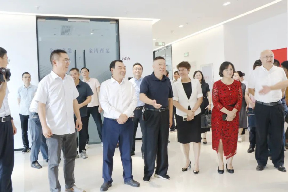市委副書記、市委統(tǒng)戰(zhàn)部部長熊運(yùn)浪出席贛州銀行和贛商聯(lián)合會戰(zhàn)略合作協(xié)議簽約儀式