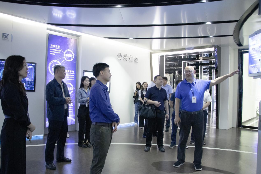 市人大常委會數(shù)字經(jīng)濟(jì)發(fā)展情況專題調(diào)研組一行蒞臨我司調(diào)研